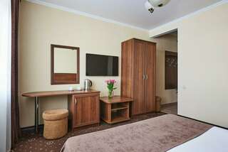 Гостиница Гранат Адлер Трехместный номер с видом на море-3