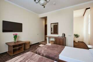 Гостиница Гранат Адлер Двухместный номер с 1 кроватью или 2 отдельными кроватями-4